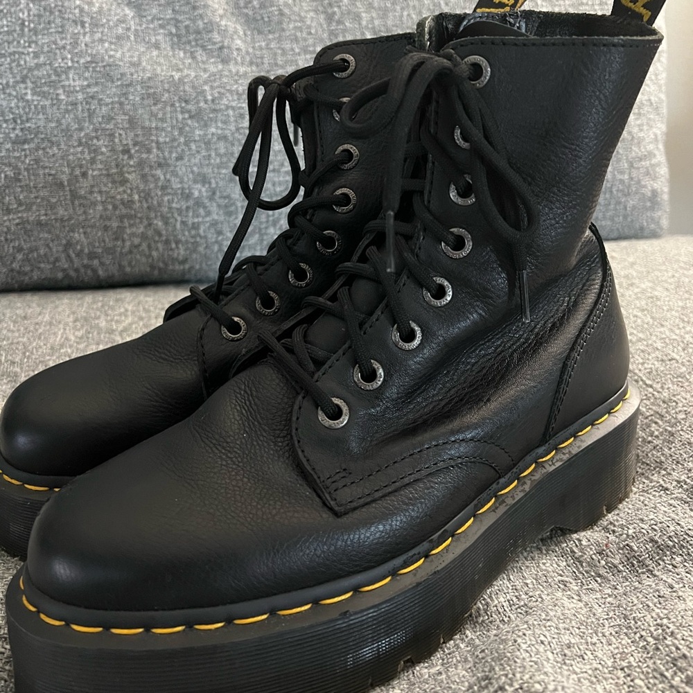 Gently worn Dr. Martens Jason lll platform boot in black Pisa leather - 10 US